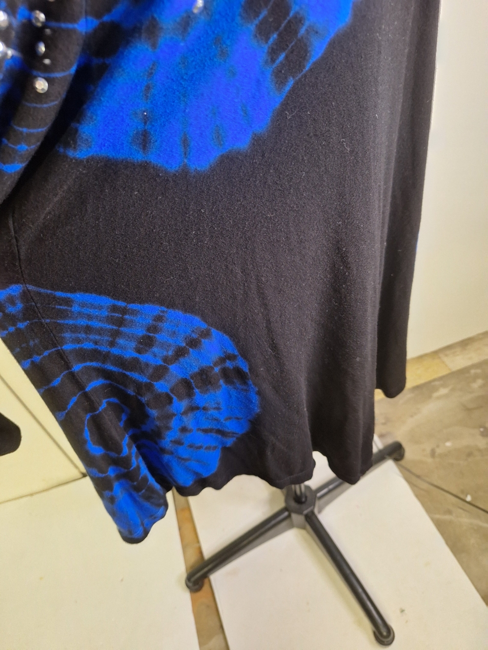 French Blue Black & Blue Studded Tie-Dye V-Neck Women's Top Size Large - Picture 6 of 8